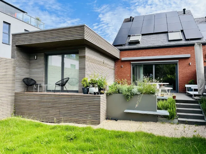 Extension en bardage bois à Liège, réalisée du gros œuvre aux finitions