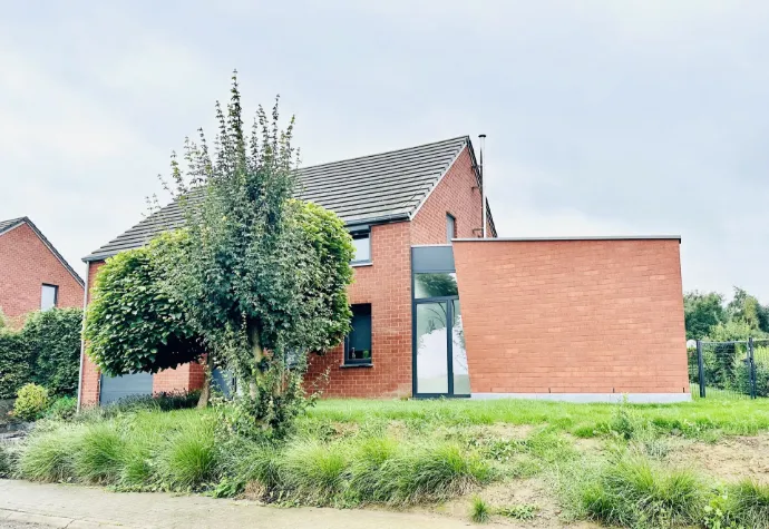Annexe en briques à Waremme, réalisée du gros œuvre aux finitions